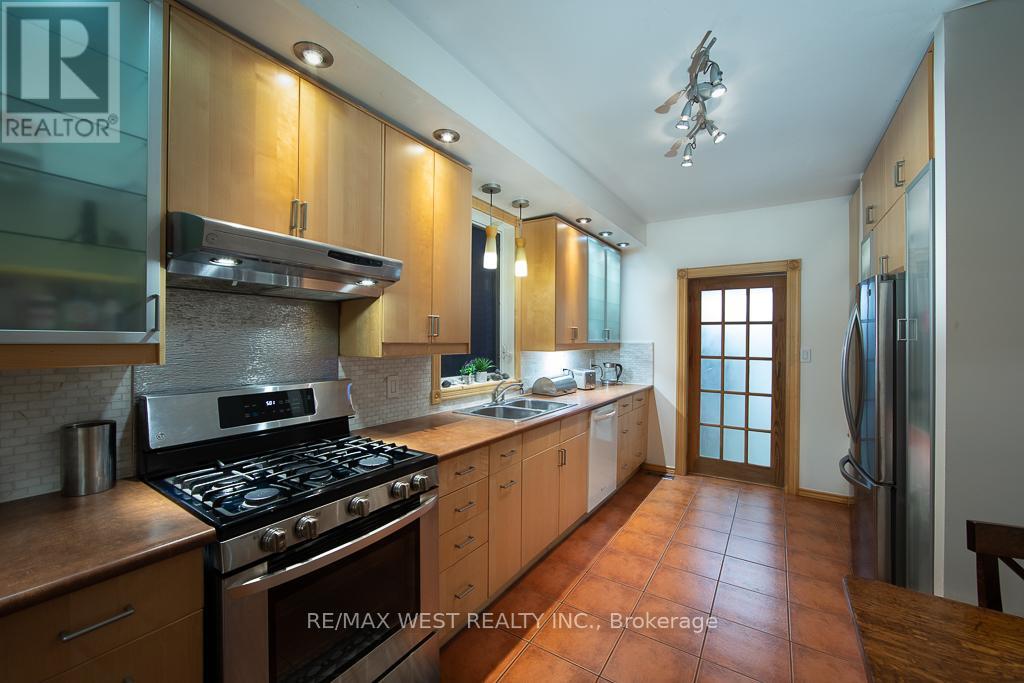 509 Perth Avenue, Toronto, Ontario  M6N 2W6 - Photo 9 - W12672704