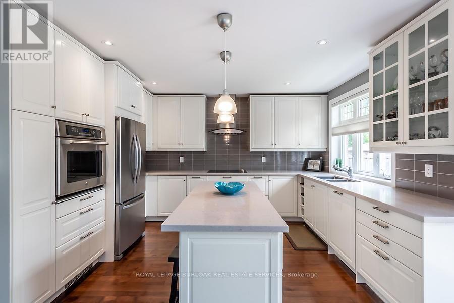 541 Sandmere Place, Oakville, Ontario  L6L 4G5 - Photo 3 - W12672760