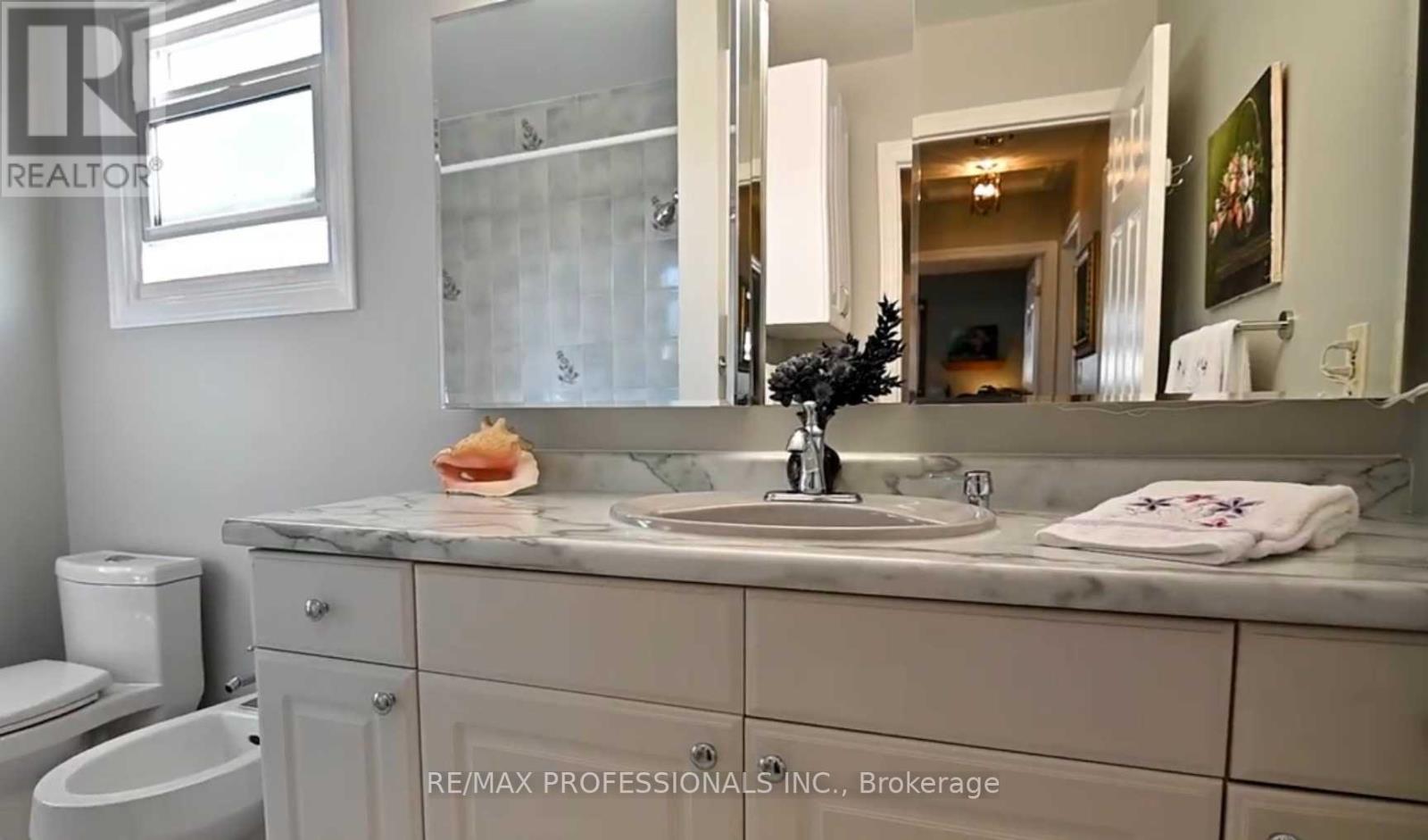 Upper - 100 Larchwood Circle, Welland, Ontario  L3C 6T3 - Photo 13 - X12672720