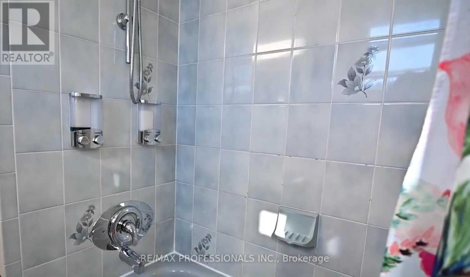 Upper - 100 Larchwood Circle, Welland, Ontario  L3C 6T3 - Photo 14 - X12672720