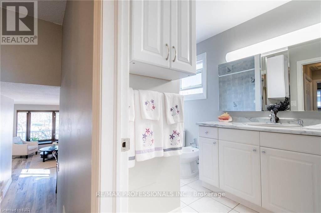 Upper - 100 Larchwood Circle, Welland, Ontario  L3C 6T3 - Photo 15 - X12672720