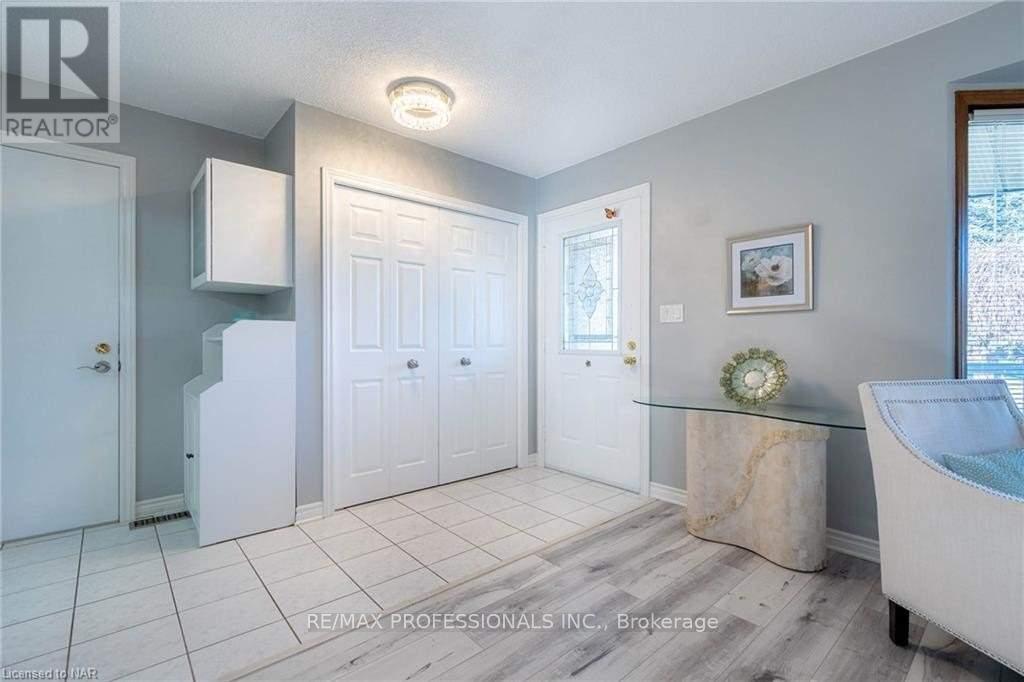 Upper - 100 Larchwood Circle, Welland, Ontario  L3C 6T3 - Photo 4 - X12672720