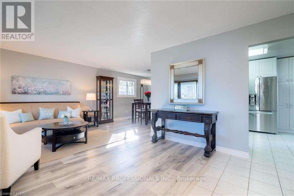 Upper - 100 Larchwood Circle, Welland, Ontario  L3C 6T3 - Photo 7 - X12672720