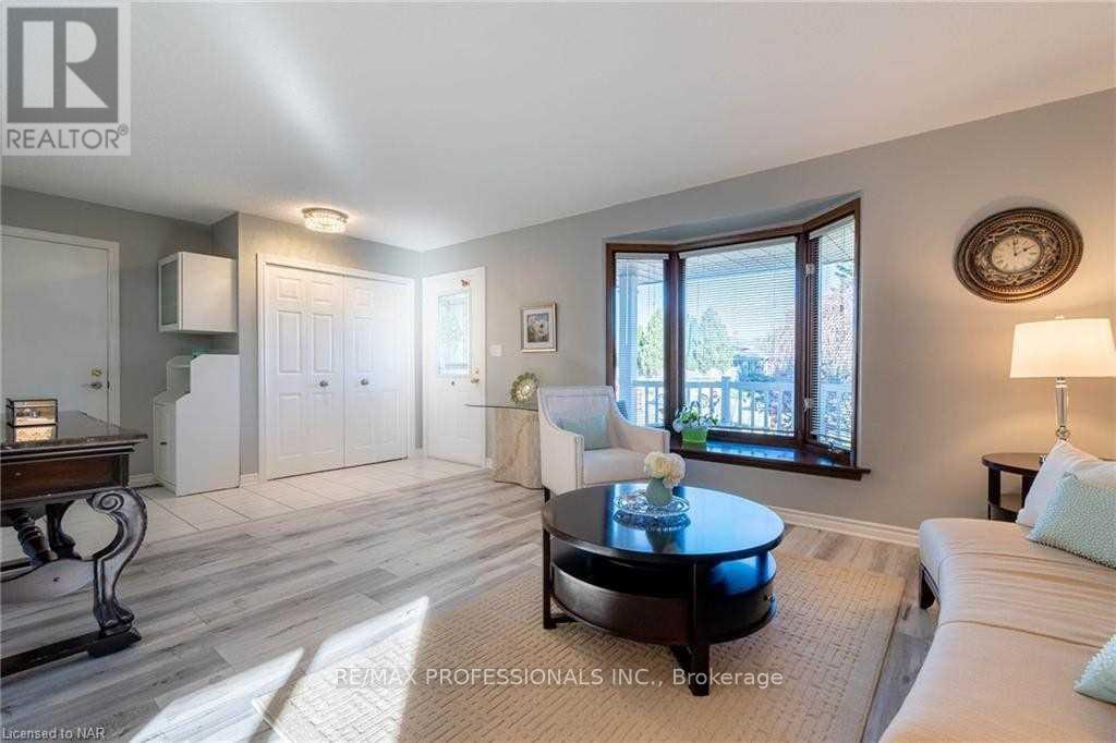 Upper - 100 Larchwood Circle, Welland, Ontario  L3C 6T3 - Photo 8 - X12672720