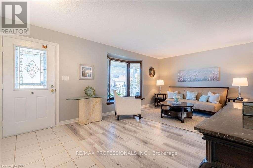 Upper - 100 Larchwood Circle, Welland, Ontario  L3C 6T3 - Photo 9 - X12672720