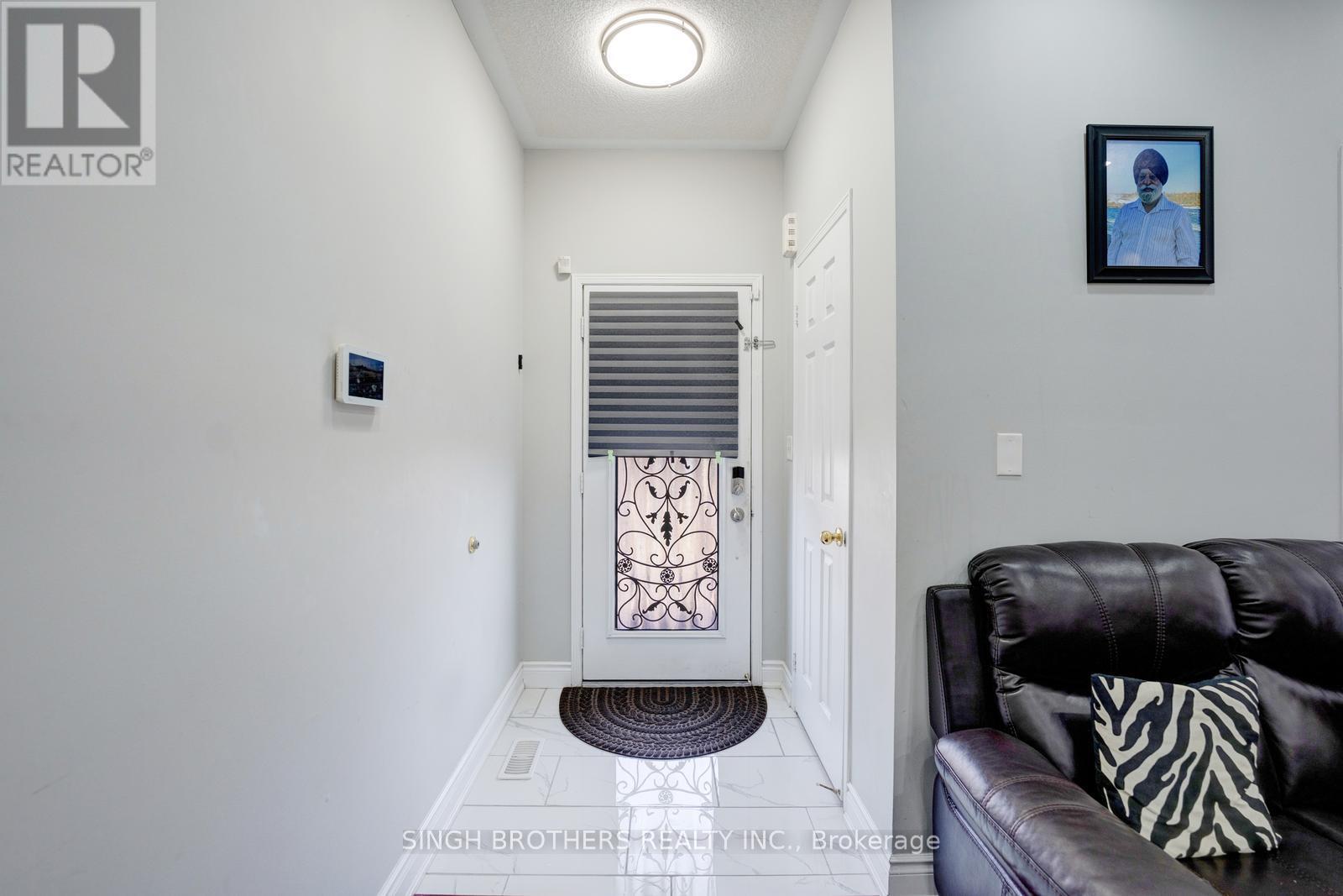 28 Jordensen Drive, Brampton, Ontario  L6X 0T2 - Photo 5 - W12672440