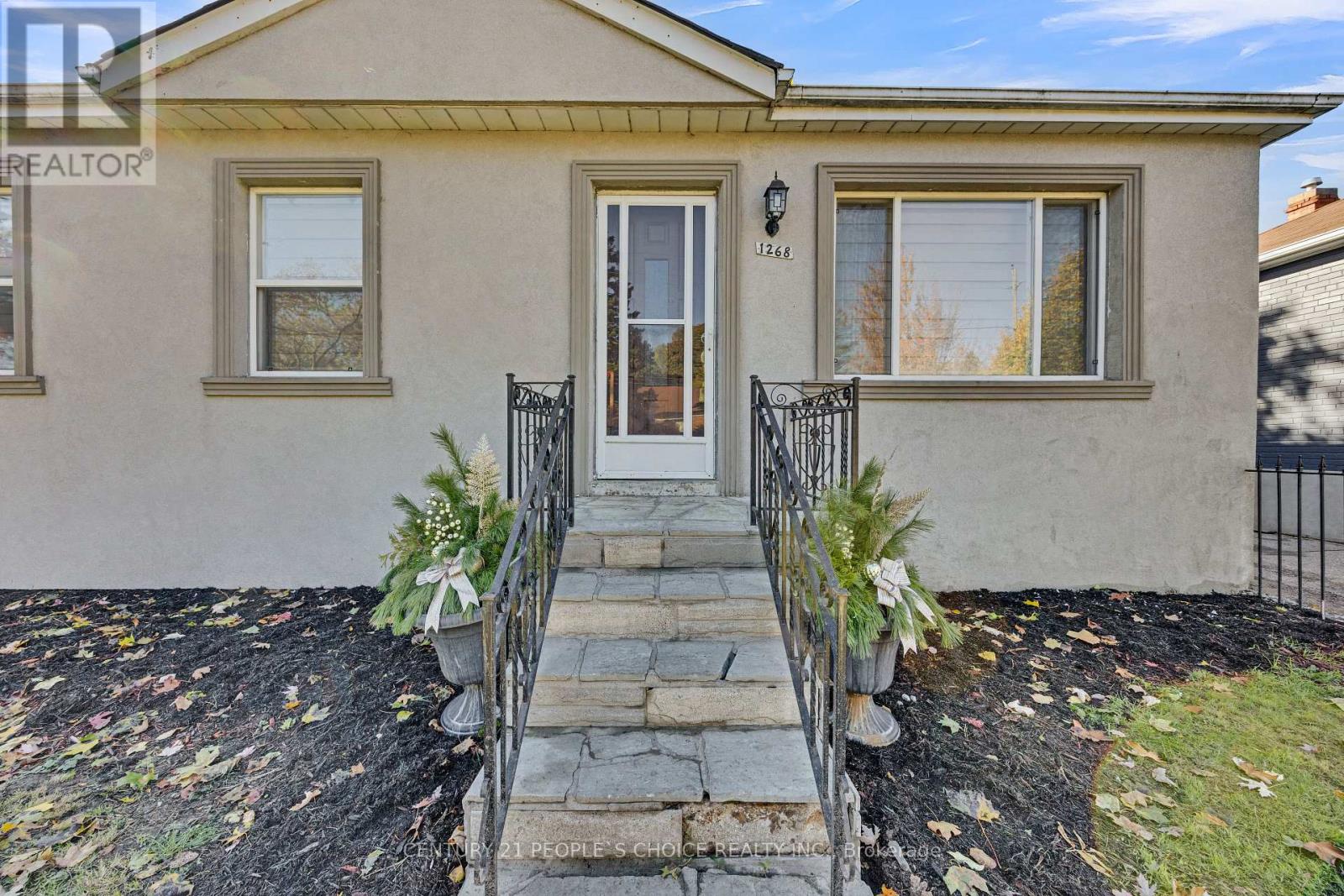 1268 Northaven Drive Ne, Mississauga, Ontario  L5G 4E7 - Photo 2 - W12514210