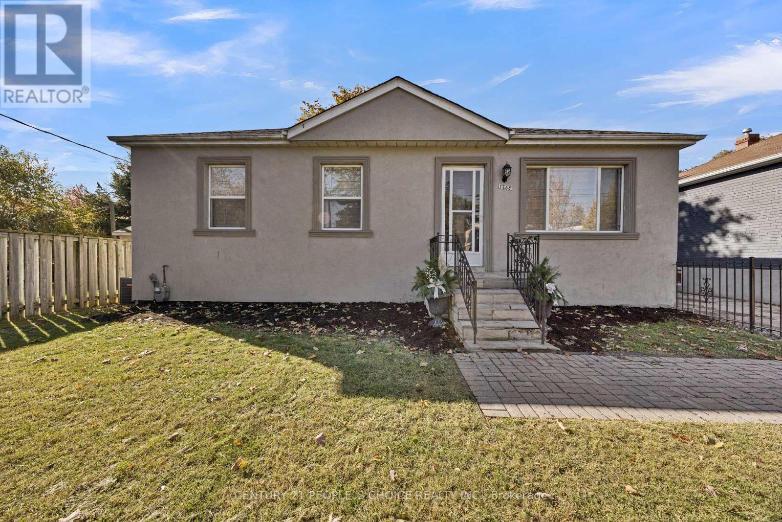 1268 Northaven Drive Ne, Mississauga, Ontario  L5G 4E7 - Photo 3 - W12514210