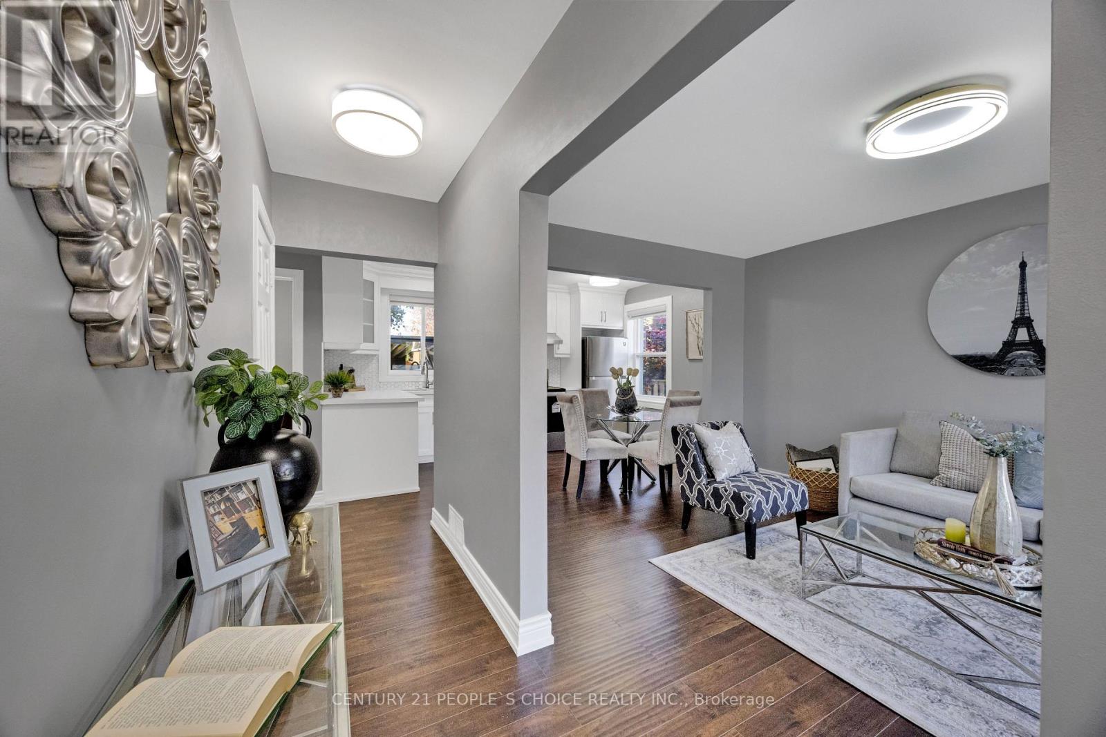 1268 Northaven Drive Ne, Mississauga, Ontario  L5G 4E7 - Photo 5 - W12514210