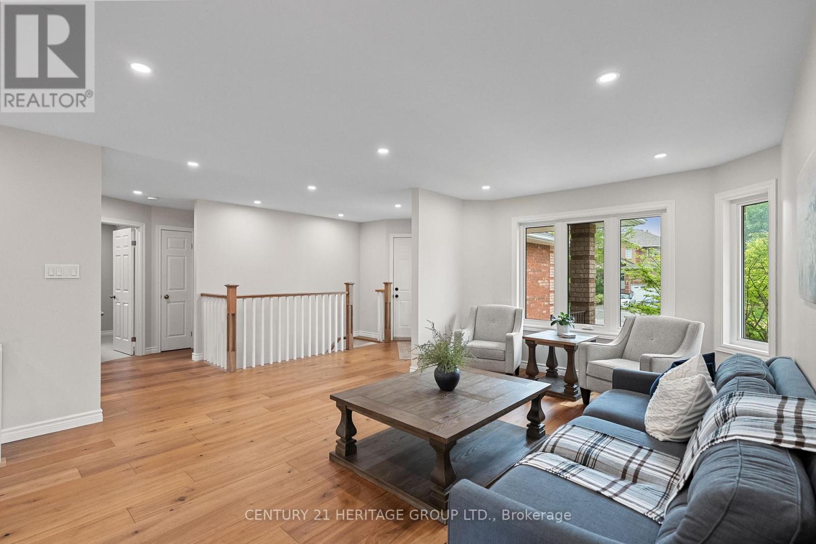 31 Fox Run Lane, Bradford West Gwillimbury (Bradford), Ontario  L3Z 2J1 - Photo 2 - N12672968