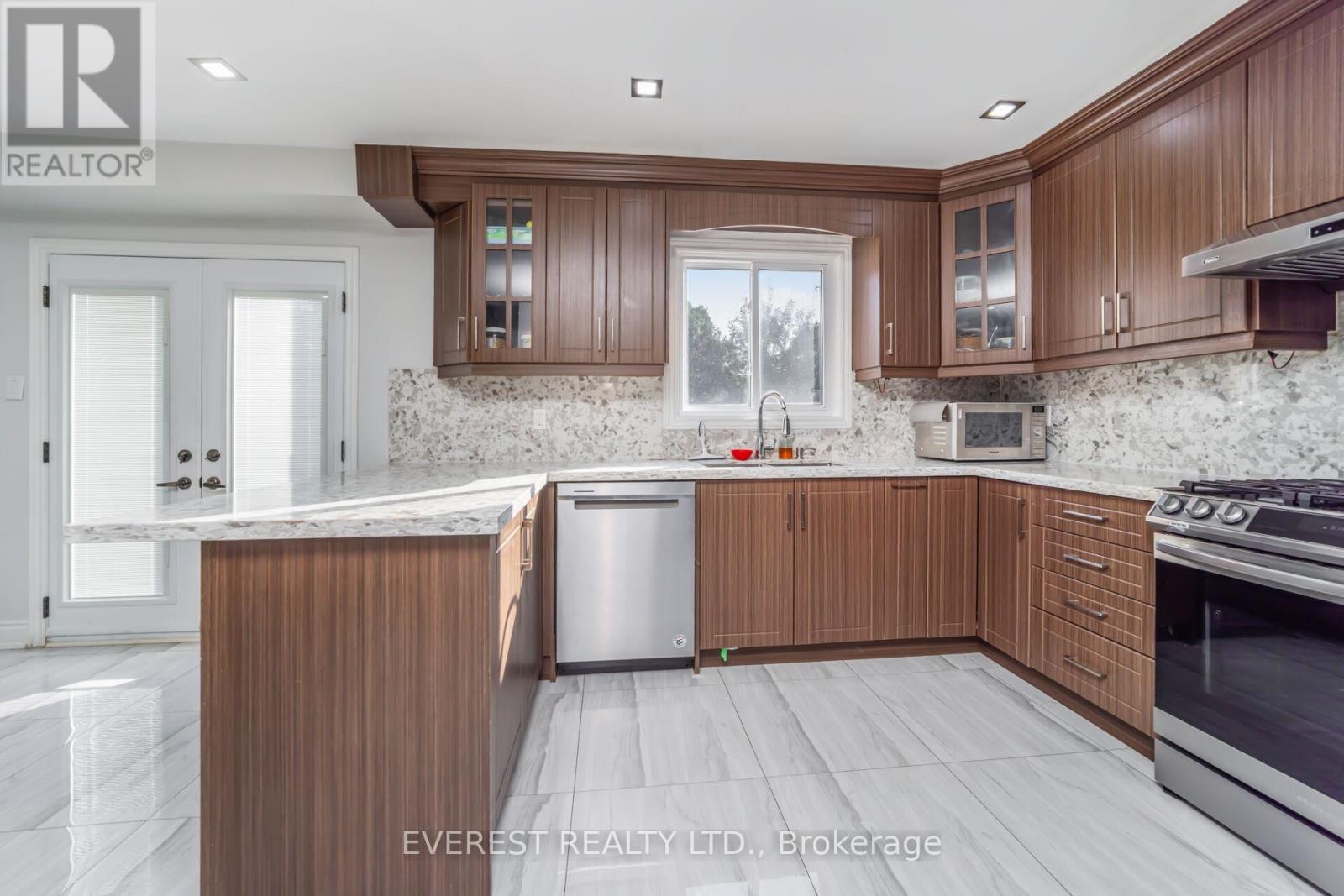 96 Ravenswood Drive, Brampton, Ontario  L6Y 3Z9 - Photo 10 - W12672916