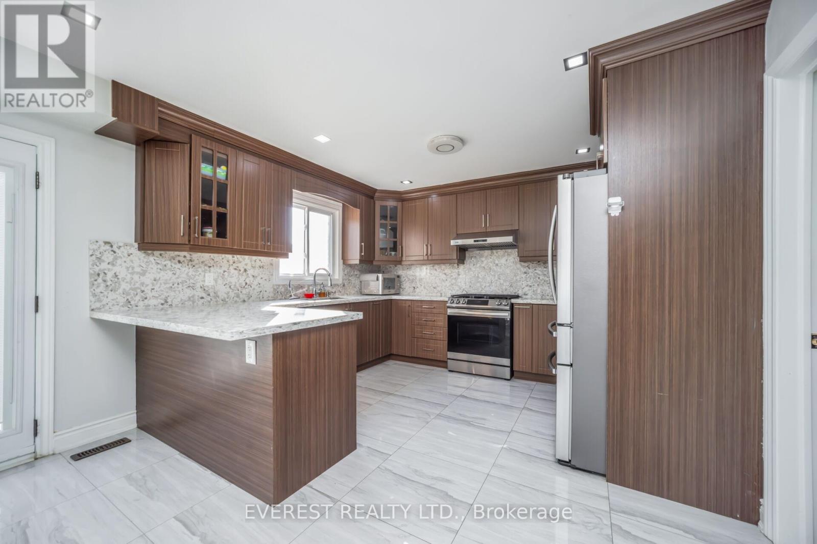 96 Ravenswood Drive, Brampton, Ontario  L6Y 3Z9 - Photo 8 - W12672916