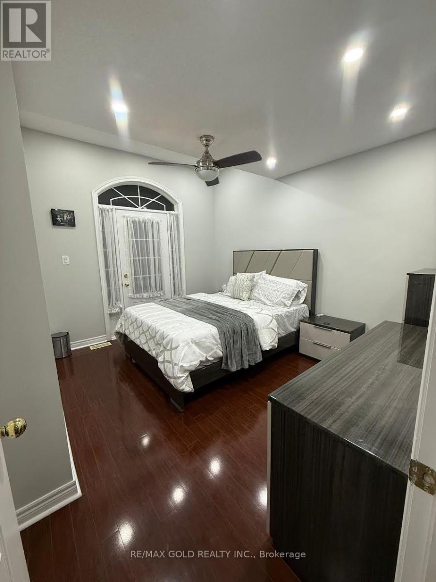 16 Serences Way, Brampton, Ontario  L6R 0E9 - Photo 4 - W12672988