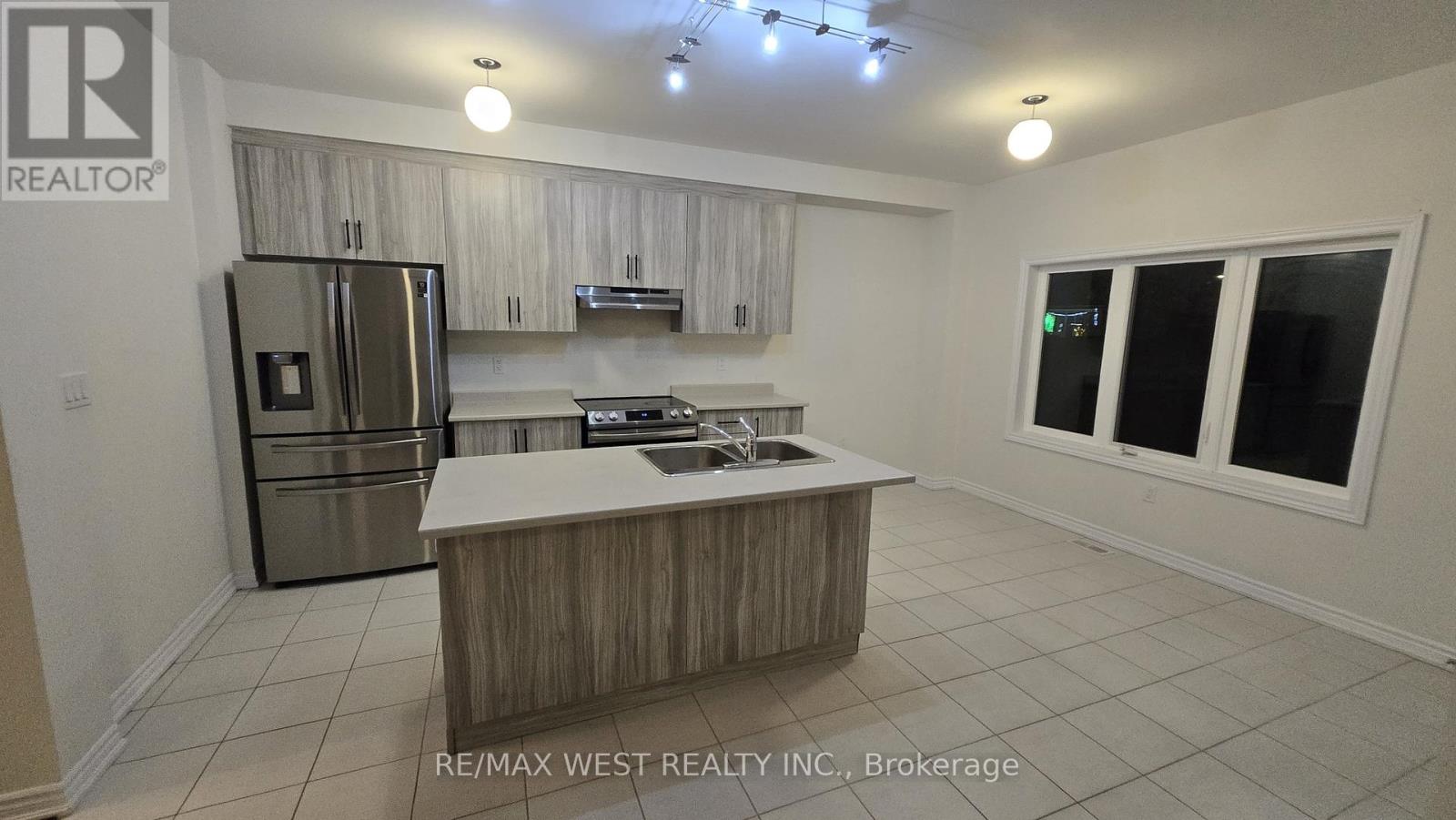 52 Cottonwood Crescent, Welland, Ontario  L3B 0J4 - Photo 3 - X12672972