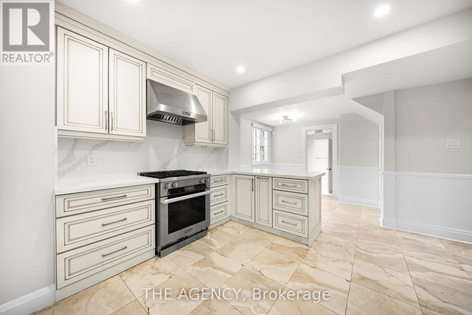 44 Elderwood Drive, Toronto, Ontario  M5P 1X1 - Photo 9 - C12673018