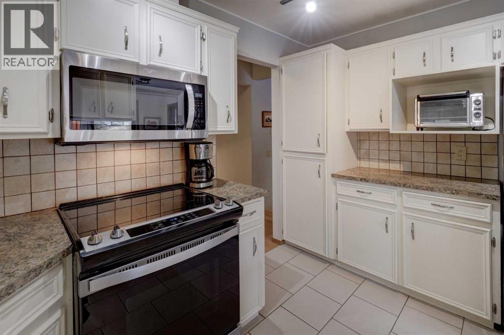 755 Strathcona Drive Sw, Calgary, Alberta  T3H 1P2 - Photo 11 - A2275767