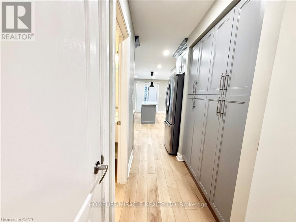 243 Riel Drive, Mississauga (Fairview), Ontario  L5B 3R6 - Photo 11 - W12673034