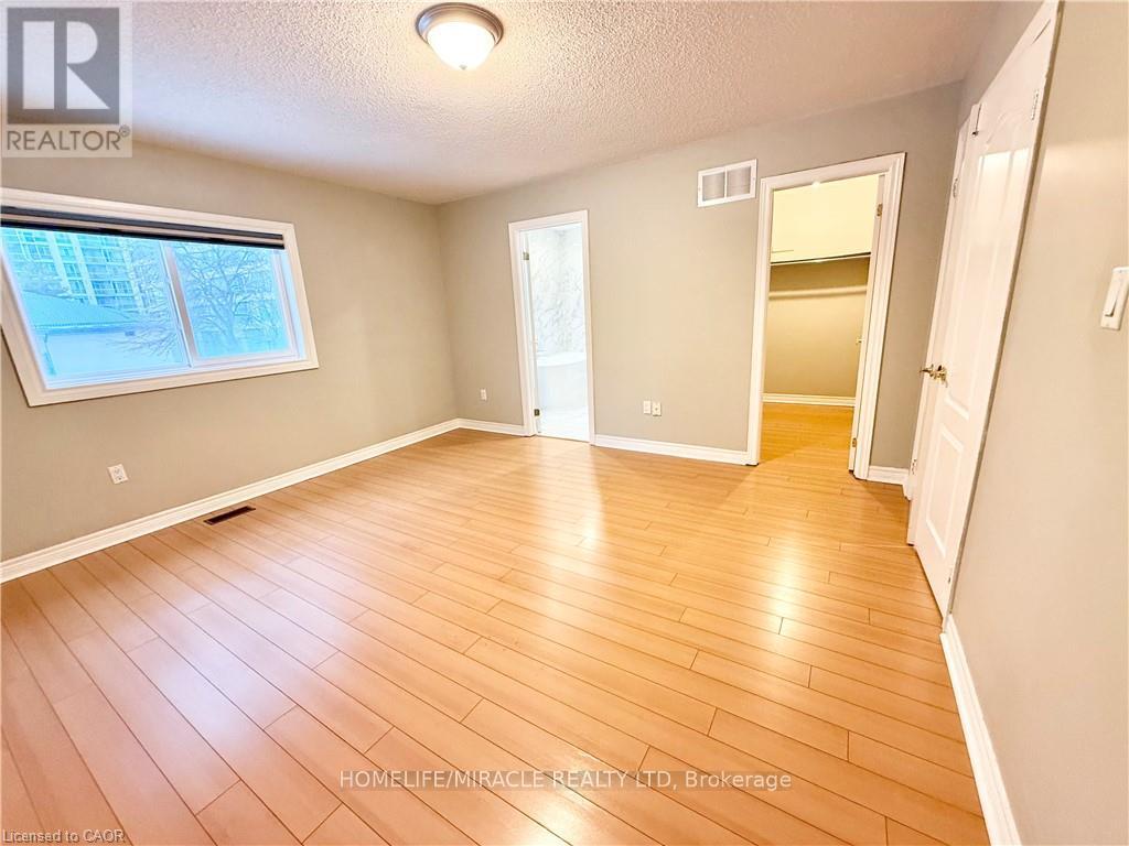 243 Riel Drive, Mississauga (Fairview), Ontario  L5B 3R6 - Photo 13 - W12673034