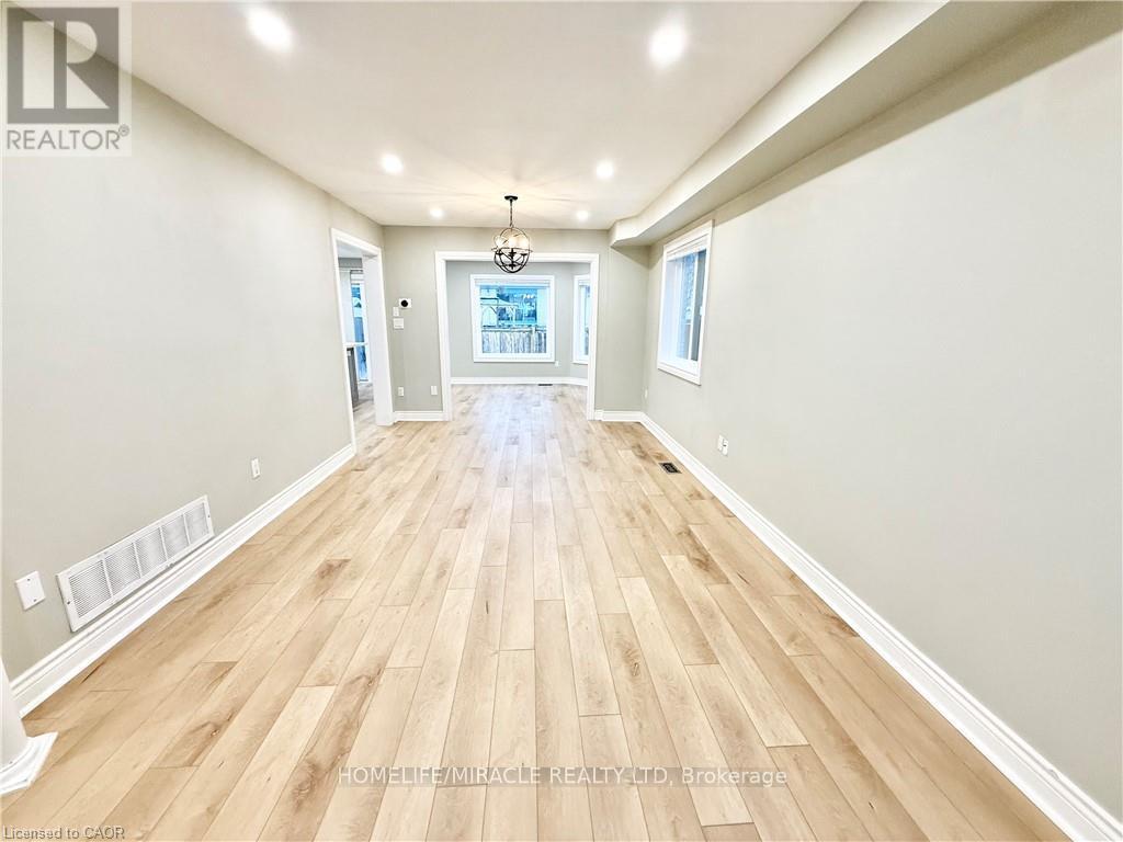 243 Riel Drive, Mississauga (Fairview), Ontario  L5B 3R6 - Photo 3 - W12673034