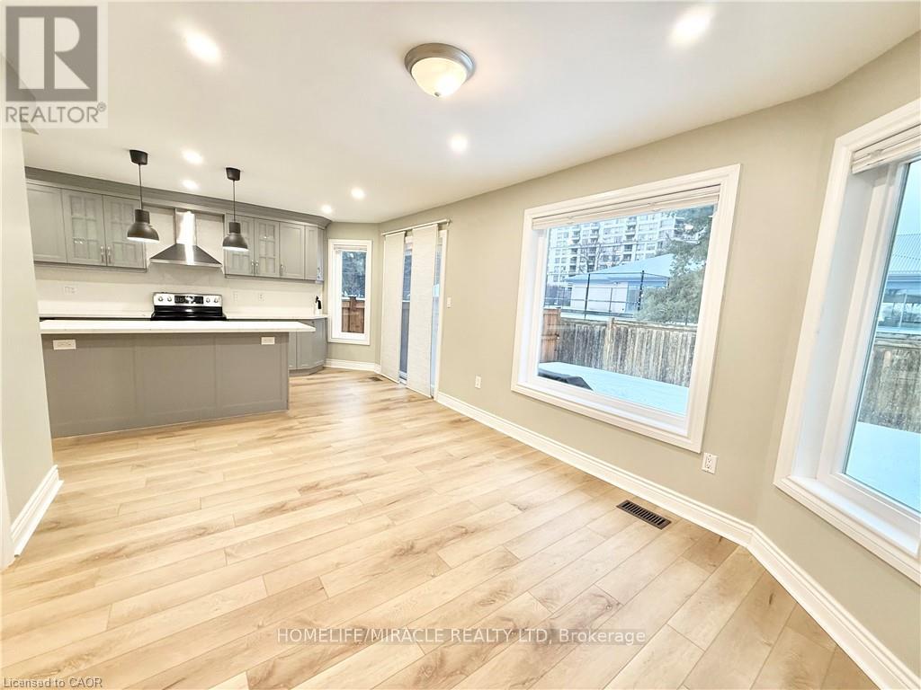 243 Riel Drive, Mississauga (Fairview), Ontario  L5B 3R6 - Photo 4 - W12673034