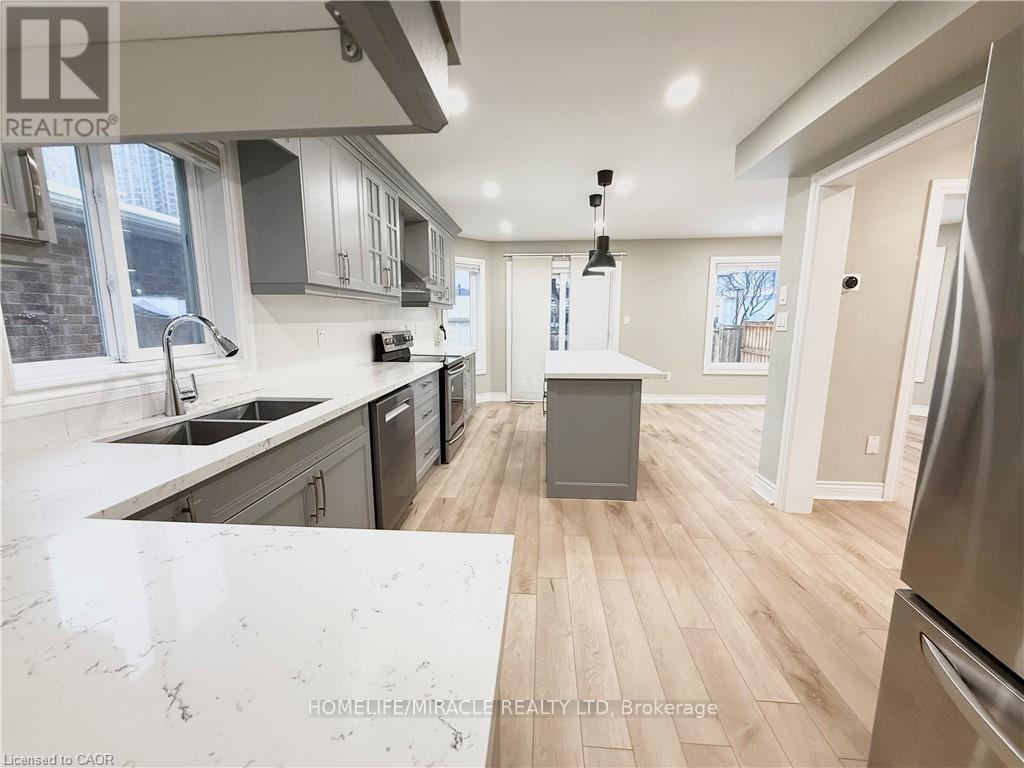 243 Riel Drive, Mississauga (Fairview), Ontario  L5B 3R6 - Photo 7 - W12673034