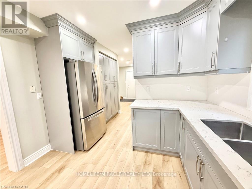 243 Riel Drive, Mississauga (Fairview), Ontario  L5B 3R6 - Photo 9 - W12673034