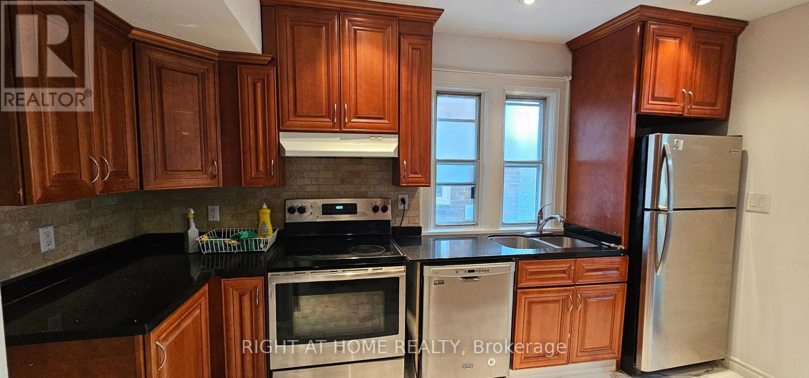 Main Floor - 72 Eleventh Street, Toronto, Ontario  M8V 3G5 - Photo 2 - W12673066