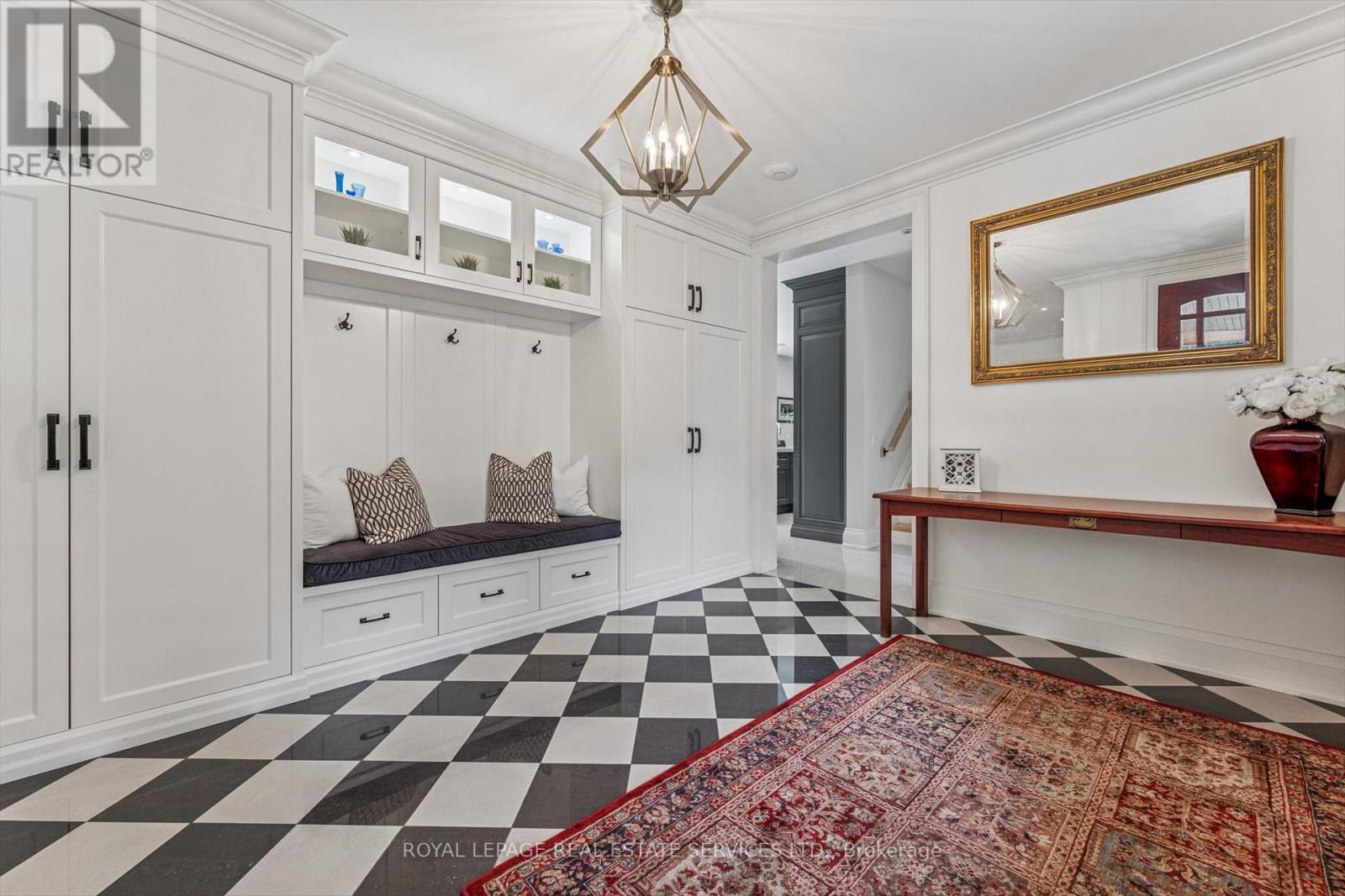 335 Lakeshore Road W, Oakville, Ontario  L6K 1G3 - Photo 11 - W12673206