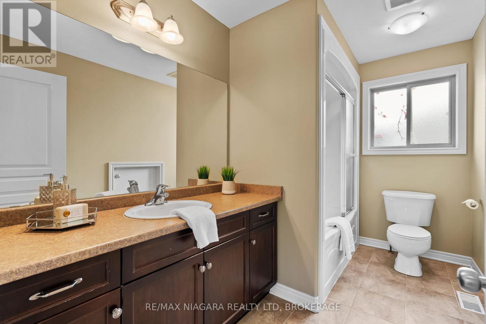 6877 Courtney Crescent, Niagara Falls, Ontario  L2H 0A3 - Photo 13 - X12488550