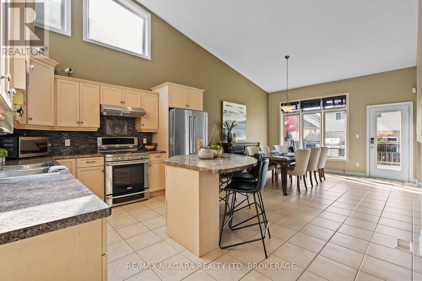 6877 Courtney Crescent, Niagara Falls, Ontario  L2H 0A3 - Photo 6 - X12488550