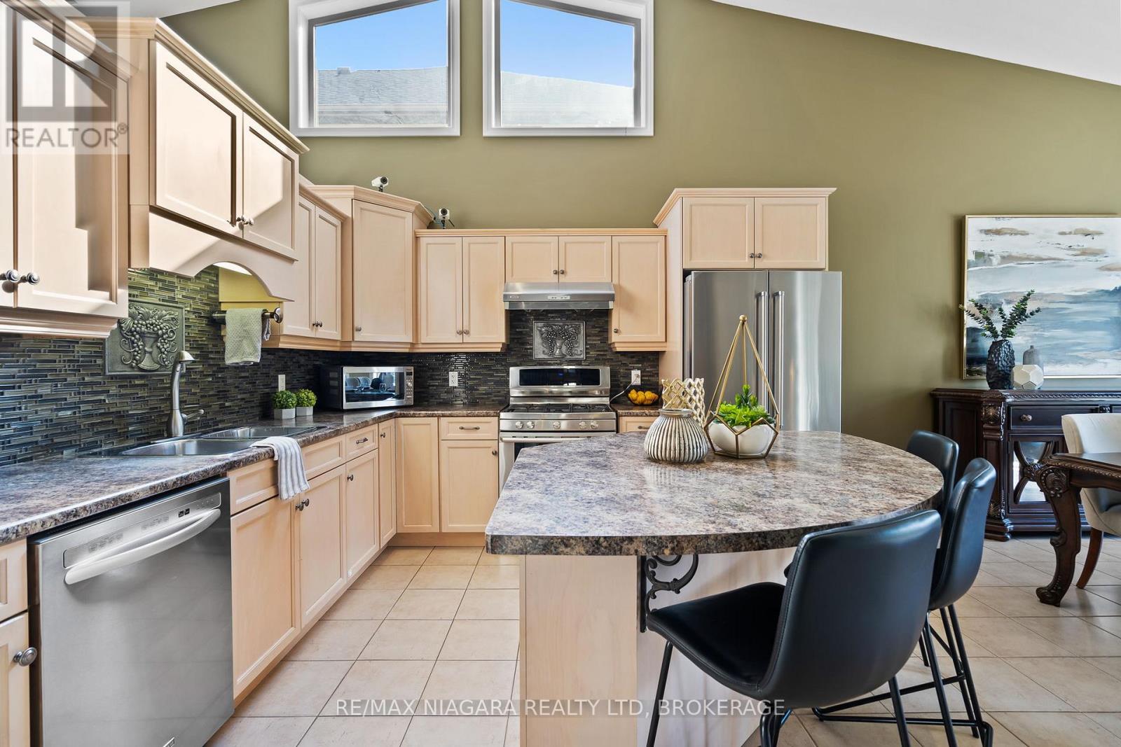 6877 Courtney Crescent, Niagara Falls, Ontario  L2H 0A3 - Photo 8 - X12488550