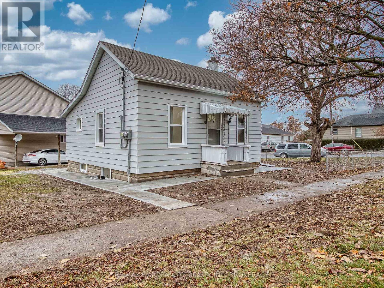 Upper - 7 Maplecrest Avenue, St. Catharines, Ontario  L2T 1A5 - Photo 1 - X12553850