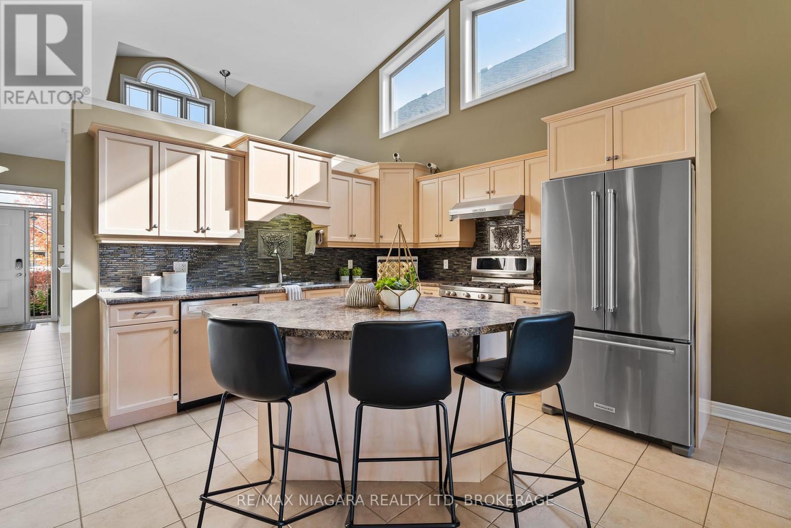 6877 Courtney Crescent, Niagara Falls, Ontario  L2H 0A3 - Photo 7 - X12488550