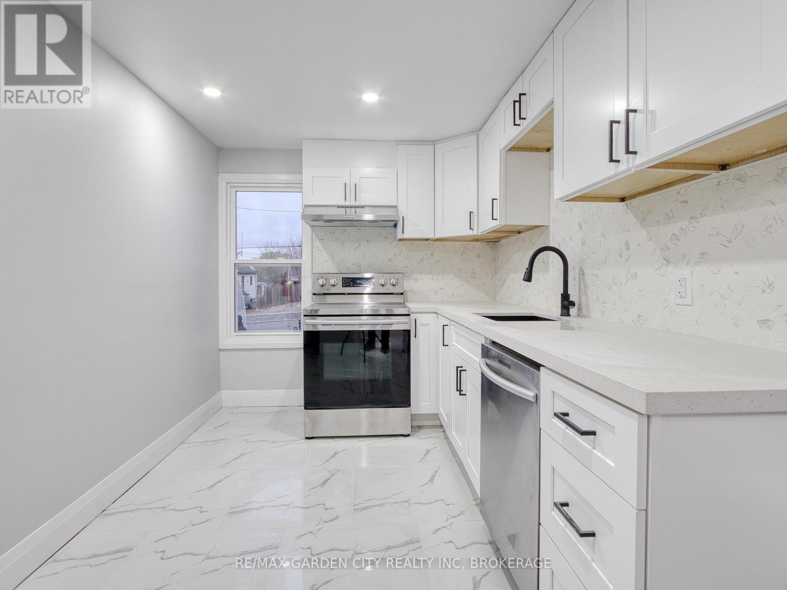 Upper - 7 Maplecrest Avenue, St. Catharines, Ontario  L2T 1A5 - Photo 5 - X12553850