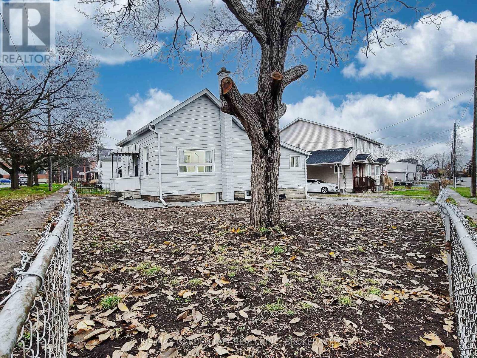 Upper - 7 Maplecrest Avenue, St. Catharines, Ontario  L2T 1A5 - Photo 3 - X12553850