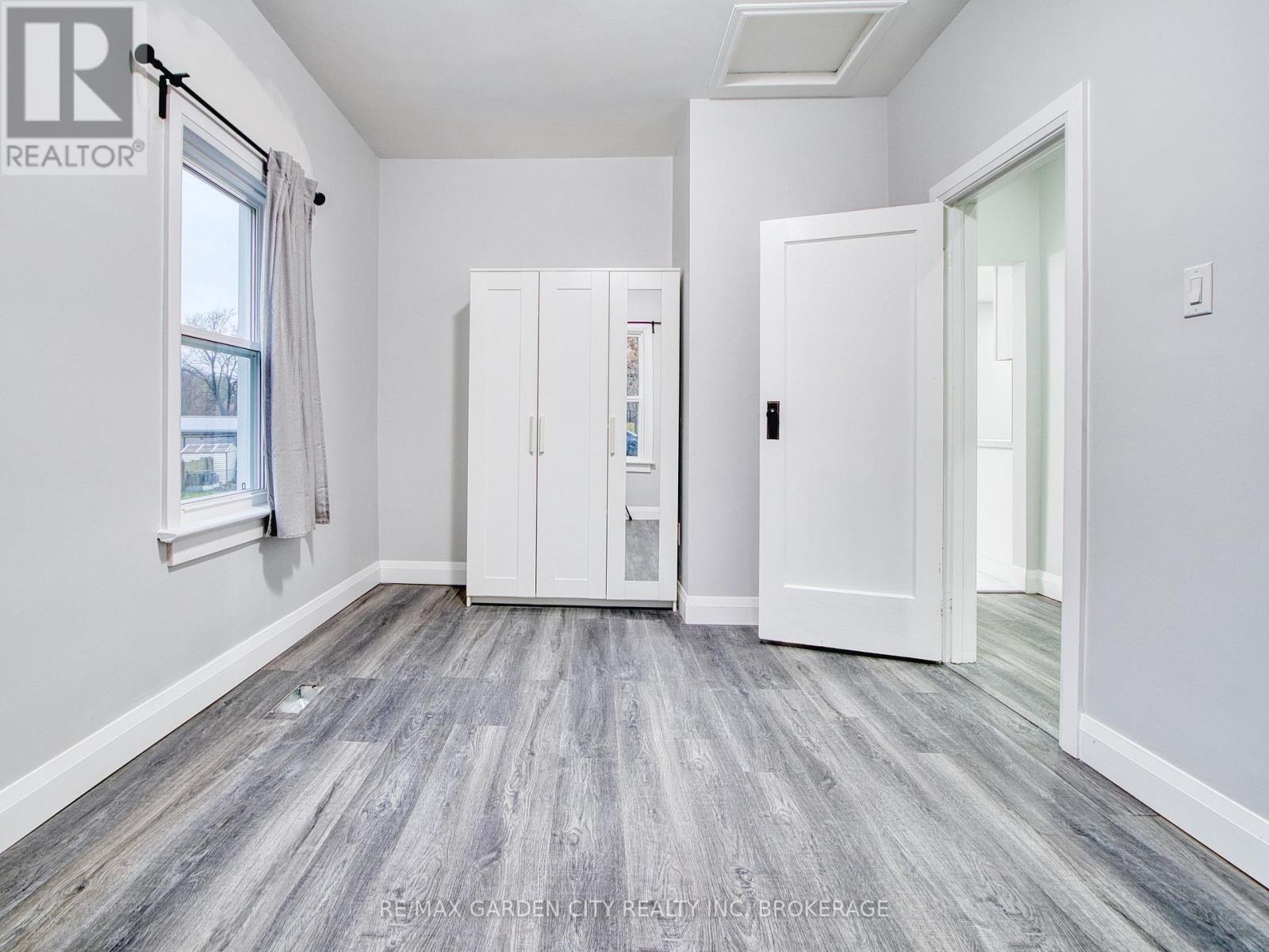 Upper - 7 Maplecrest Avenue, St. Catharines, Ontario  L2T 1A5 - Photo 9 - X12553850