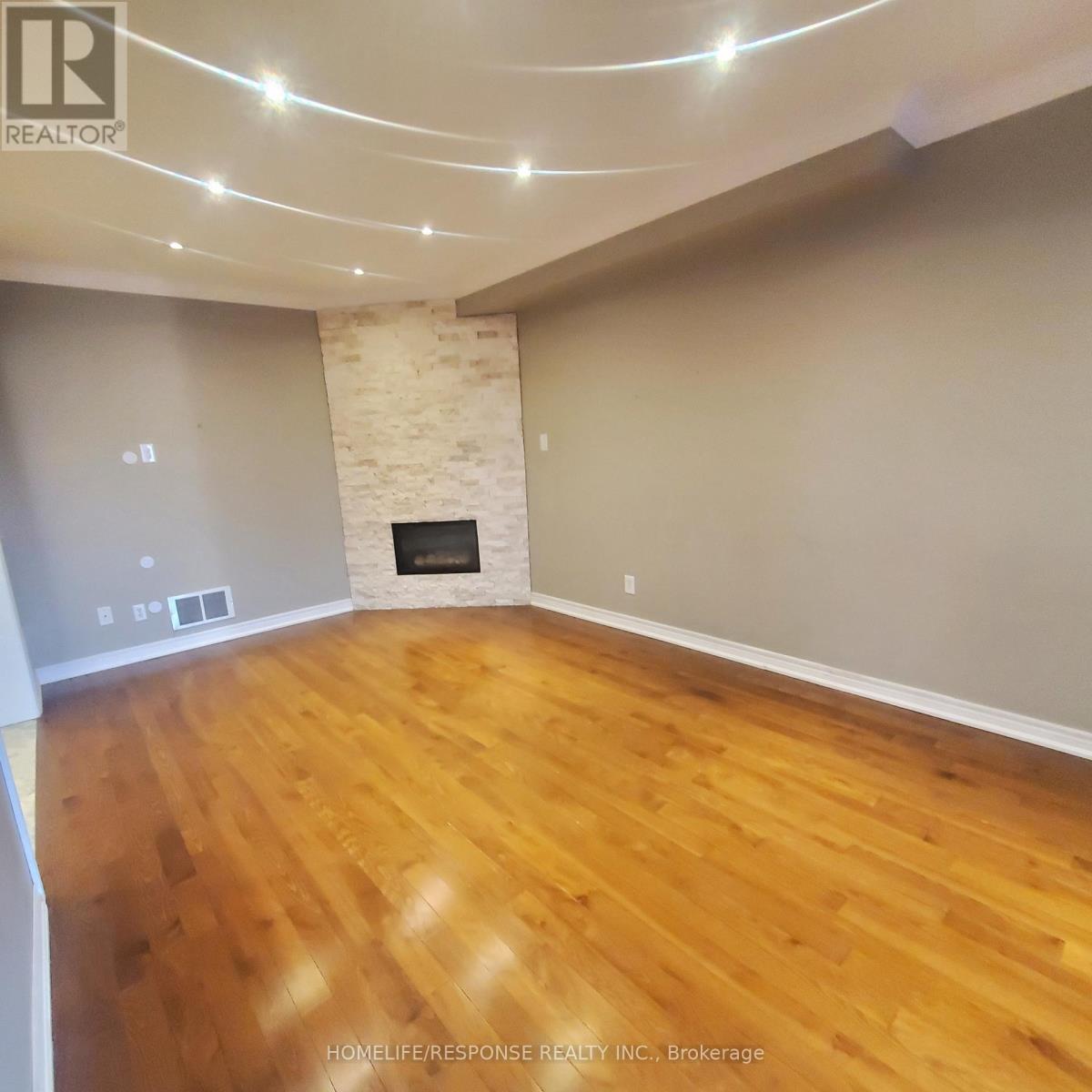 Main And 2nd Floor - 6 Solway Avenue, Vaughan, Ontario  L6A 2W9 - Photo 3 - N12664242