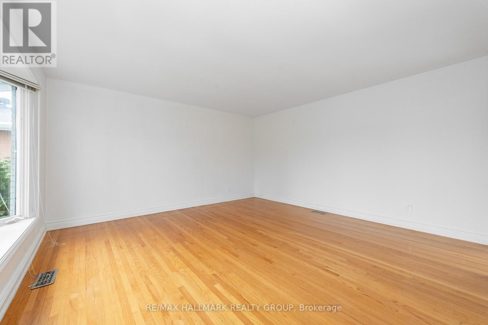 71 Viewmount Drive, Ottawa, Ontario  K2G 3B9 - Photo 9 - X12553956