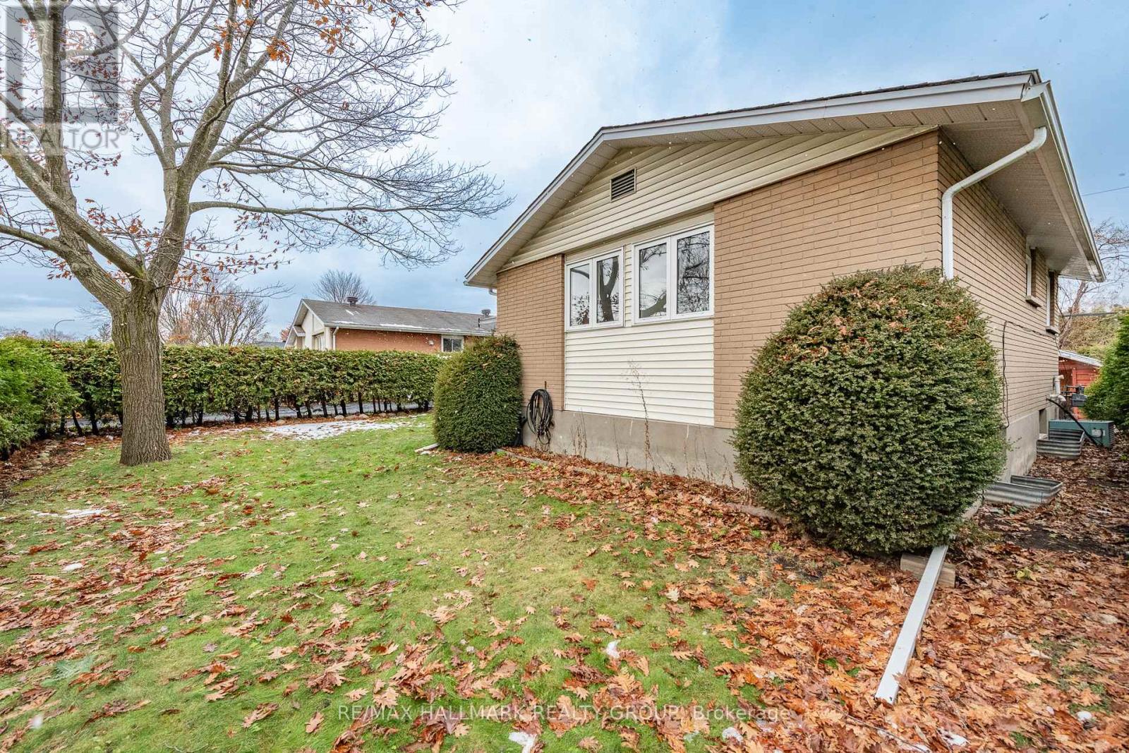 71 Viewmount Drive, Ottawa, Ontario  K2G 3B9 - Photo 4 - X12553956