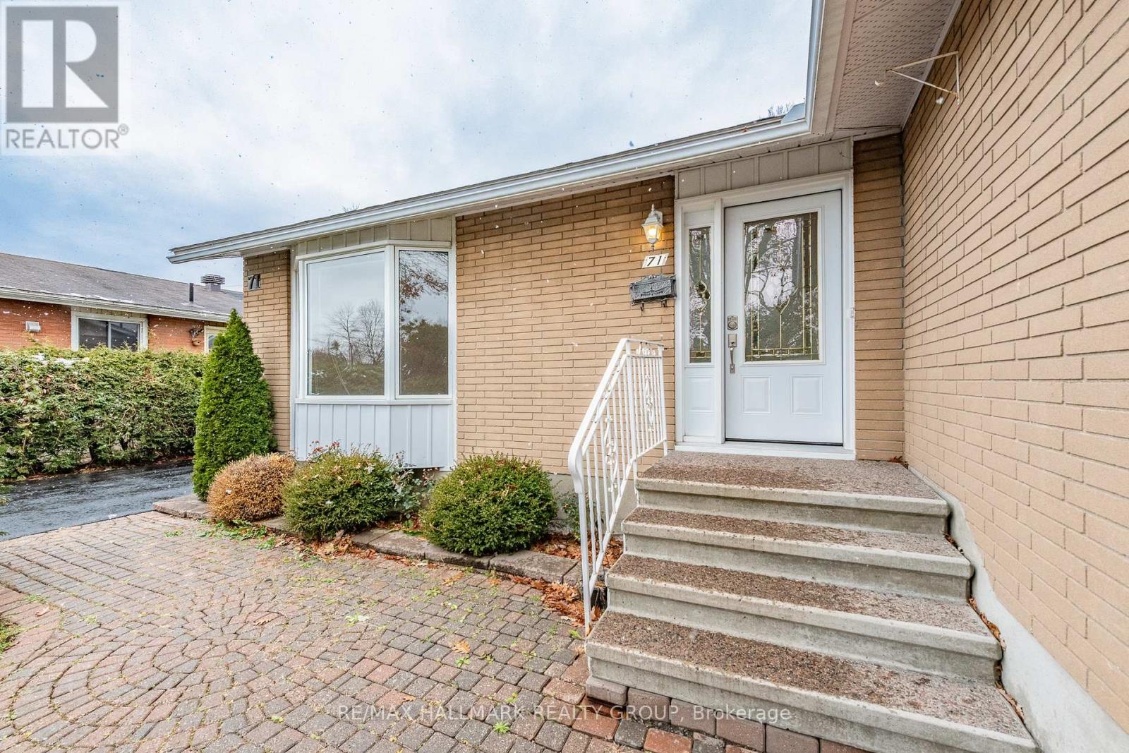 71 Viewmount Drive, Ottawa, Ontario  K2G 3B9 - Photo 6 - X12553956