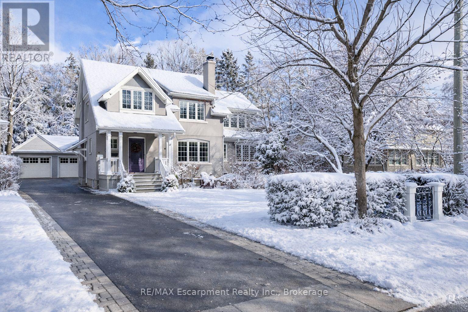 247 Douglas Avenue, Oakville, Ontario  L6J 3S2 - Photo 1 - W12590500