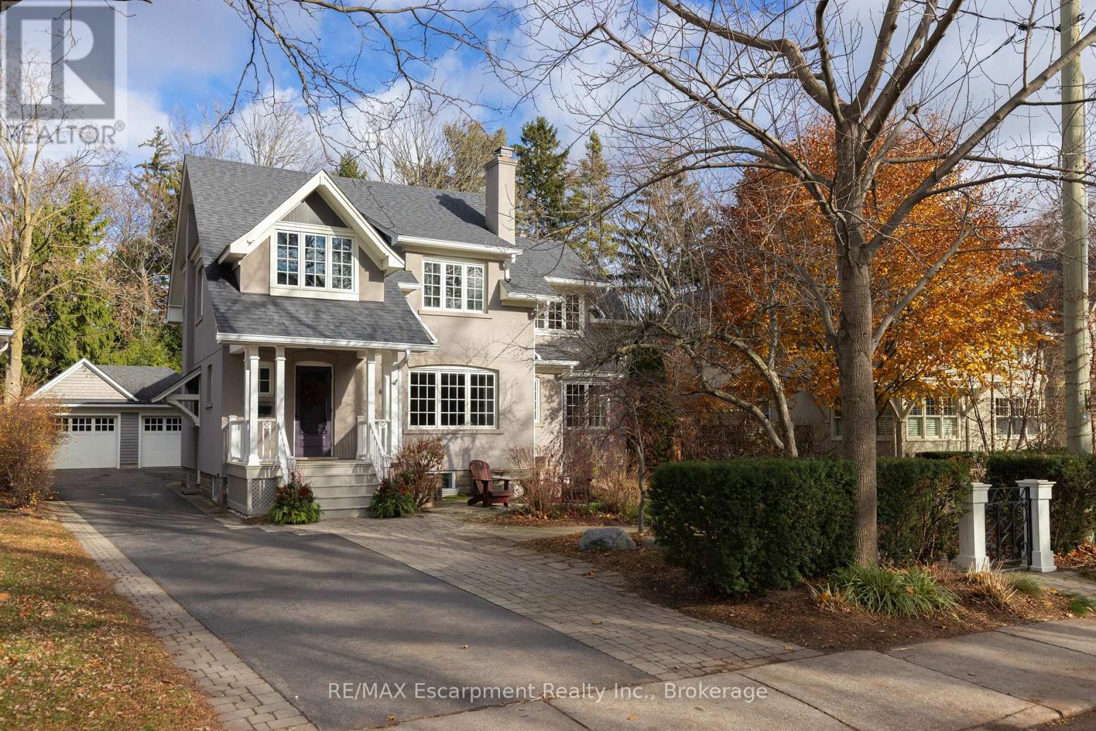 247 Douglas Avenue, Oakville, Ontario  L6J 3S2 - Photo 2 - W12590500