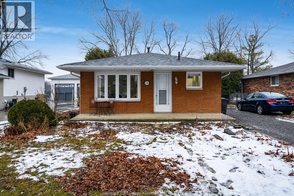 MLS# 26000473: 318 Oak STREET, Lakeshore, Canada