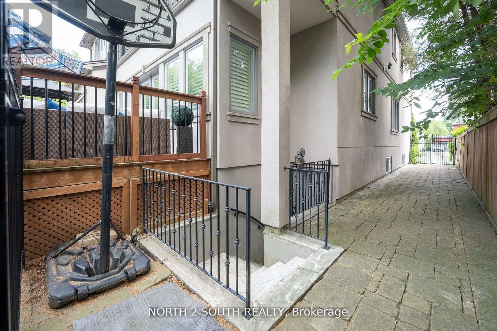 339 Burnhamthorpe Road, Toronto, Ontario  M9B 2A2 - Photo 27 - W12637418