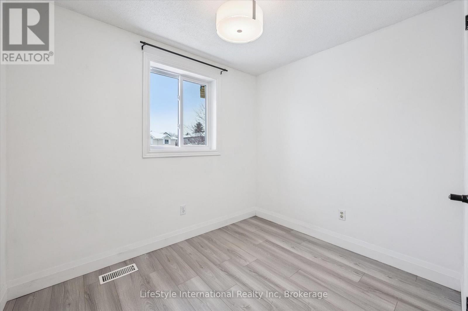 5 Troy Crescent, Guelph, Ontario N1E 6W7 - Photo 18 - X12666280