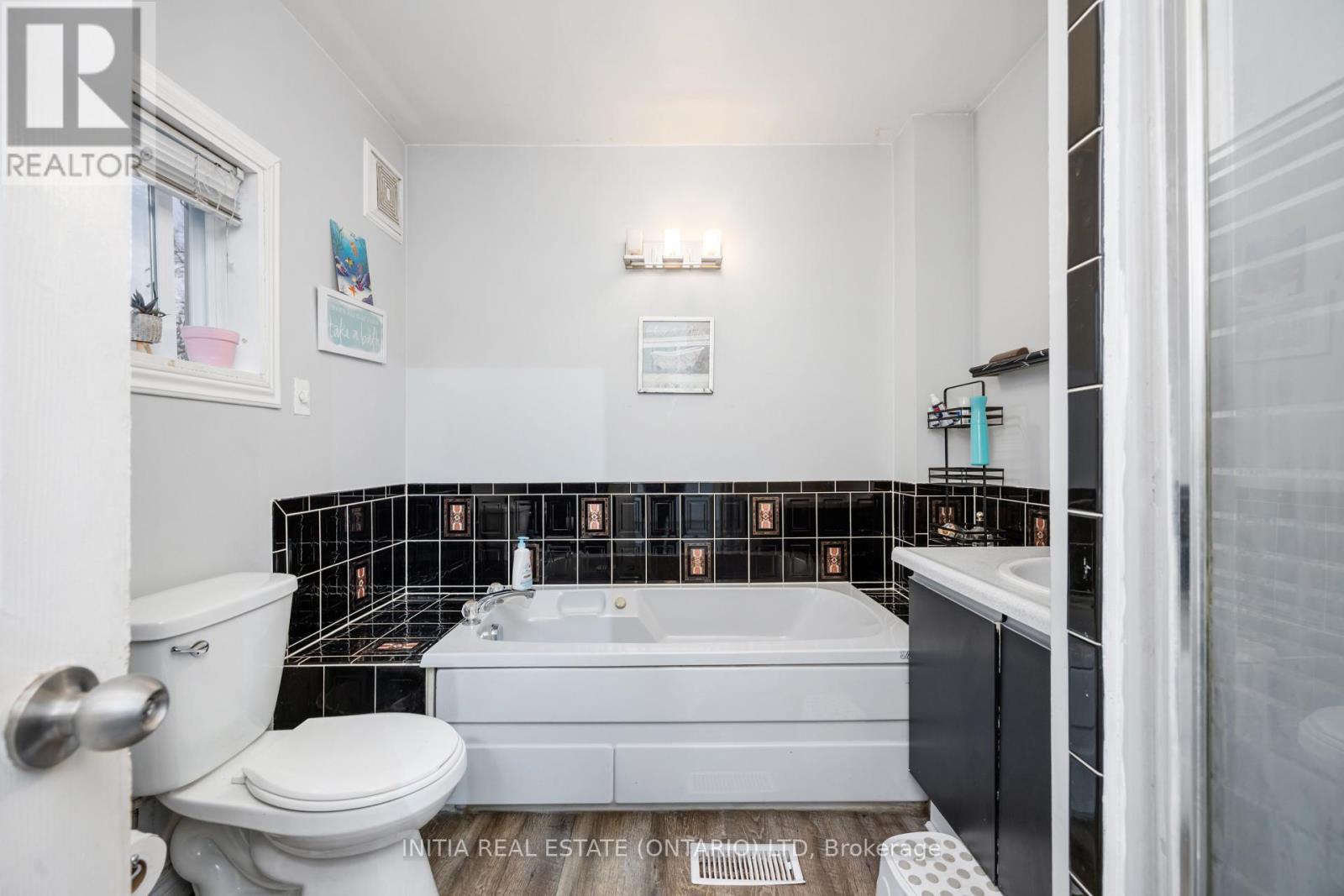 856 Devine Street, Sarnia, Ontario  N7T 1X5 - Photo 10 - X12553880