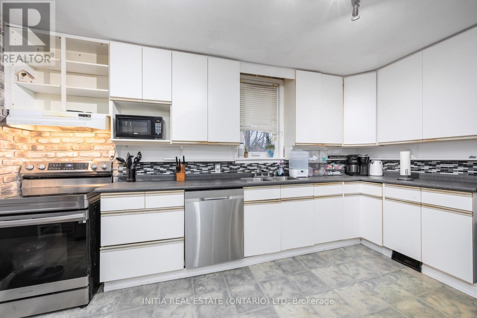 856 Devine Street, Sarnia, Ontario  N7T 1X5 - Photo 2 - X12553880