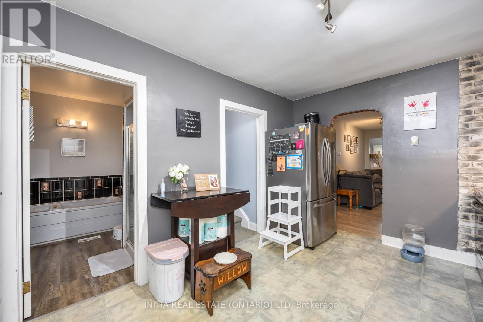 856 Devine Street, Sarnia, Ontario  N7T 1X5 - Photo 4 - X12553880