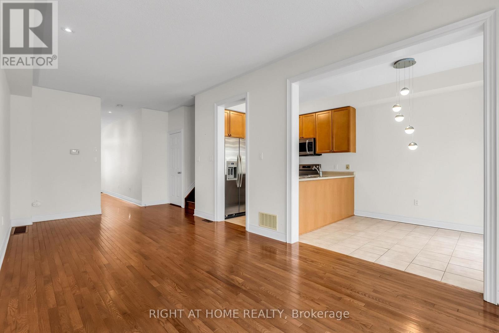 9 - 320 Ravineview Drive, Vaughan, Ontario  L6A 4H1 - Photo 11 - N12673272