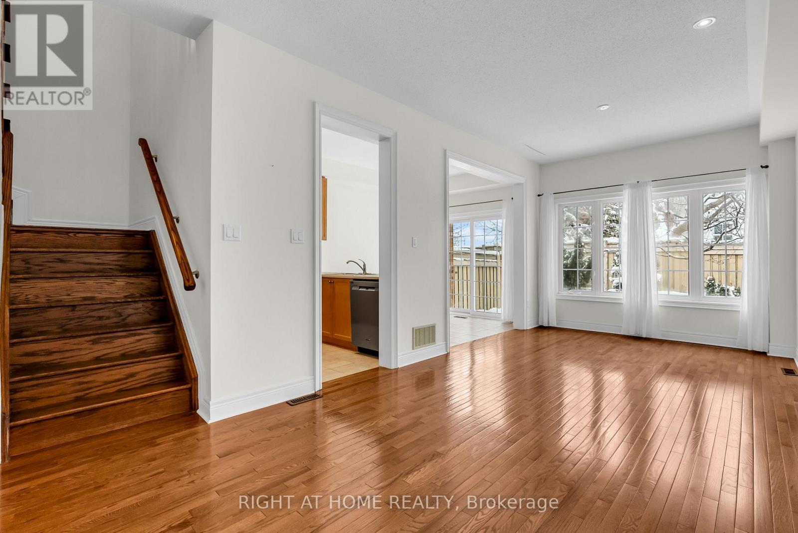 9 - 320 Ravineview Drive, Vaughan, Ontario  L6A 4H1 - Photo 6 - N12673272